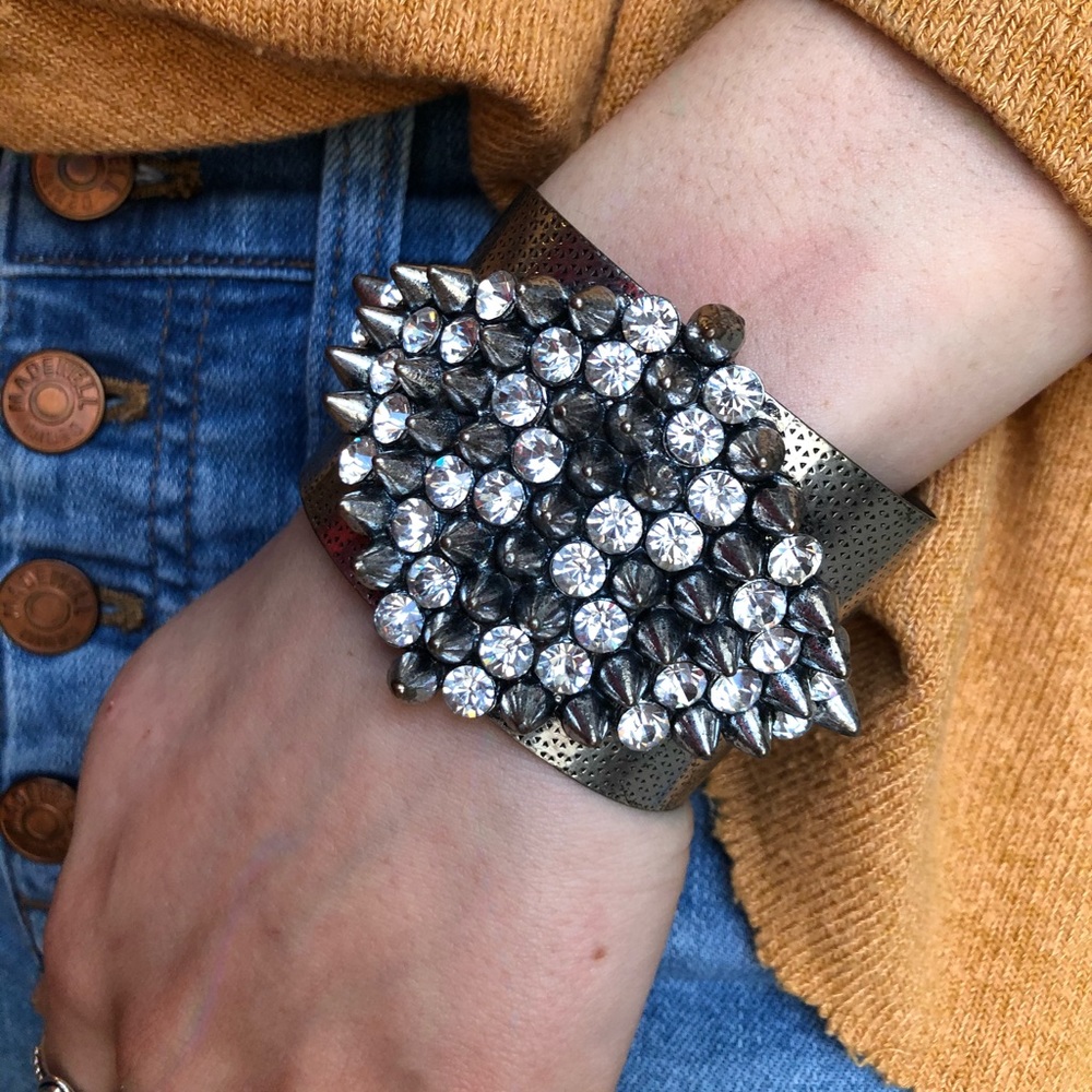 Accent cuff bracelet 🌟